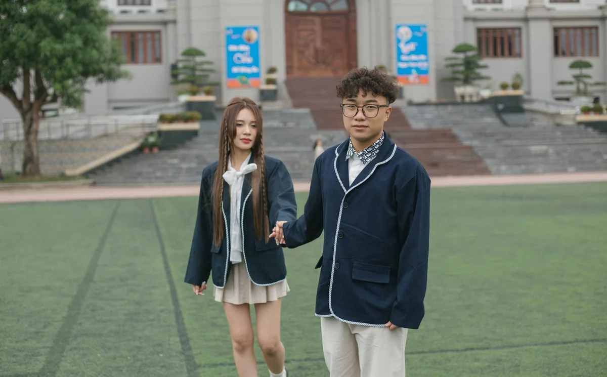 第 23 期专题配图，夜间街市的灯光与人流